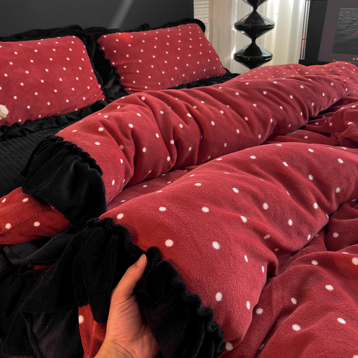 91家纺网 家纺一手货源 找家纺 富米莱（原臻工厂） 2025新款热卖舒适大宽花边牛奶绒床盖床裙四件套 爆款大宽花边-红波点