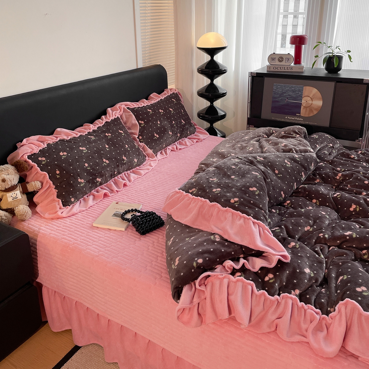 91家纺网 家纺一手货源 找家纺 富米莱（原臻工厂） 2025新款热卖舒适大宽花边牛奶绒床盖床裙四件套 爆款大宽花边-樱桃点点