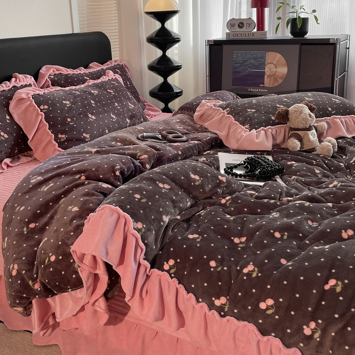 91家纺网 家纺一手货源 找家纺 富米莱（原臻工厂） 2025新款热卖舒适大宽花边牛奶绒床盖床裙四件套 爆款大宽花边-樱桃点点