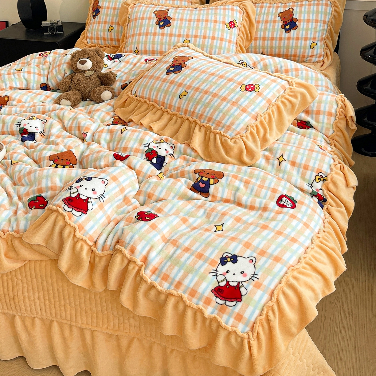 91家纺网 家纺一手货源 找家纺 富米莱（原臻工厂） 2025新款热卖舒适大宽花边牛奶绒床盖床裙四件套 爆款大宽花边-草莓喵喵