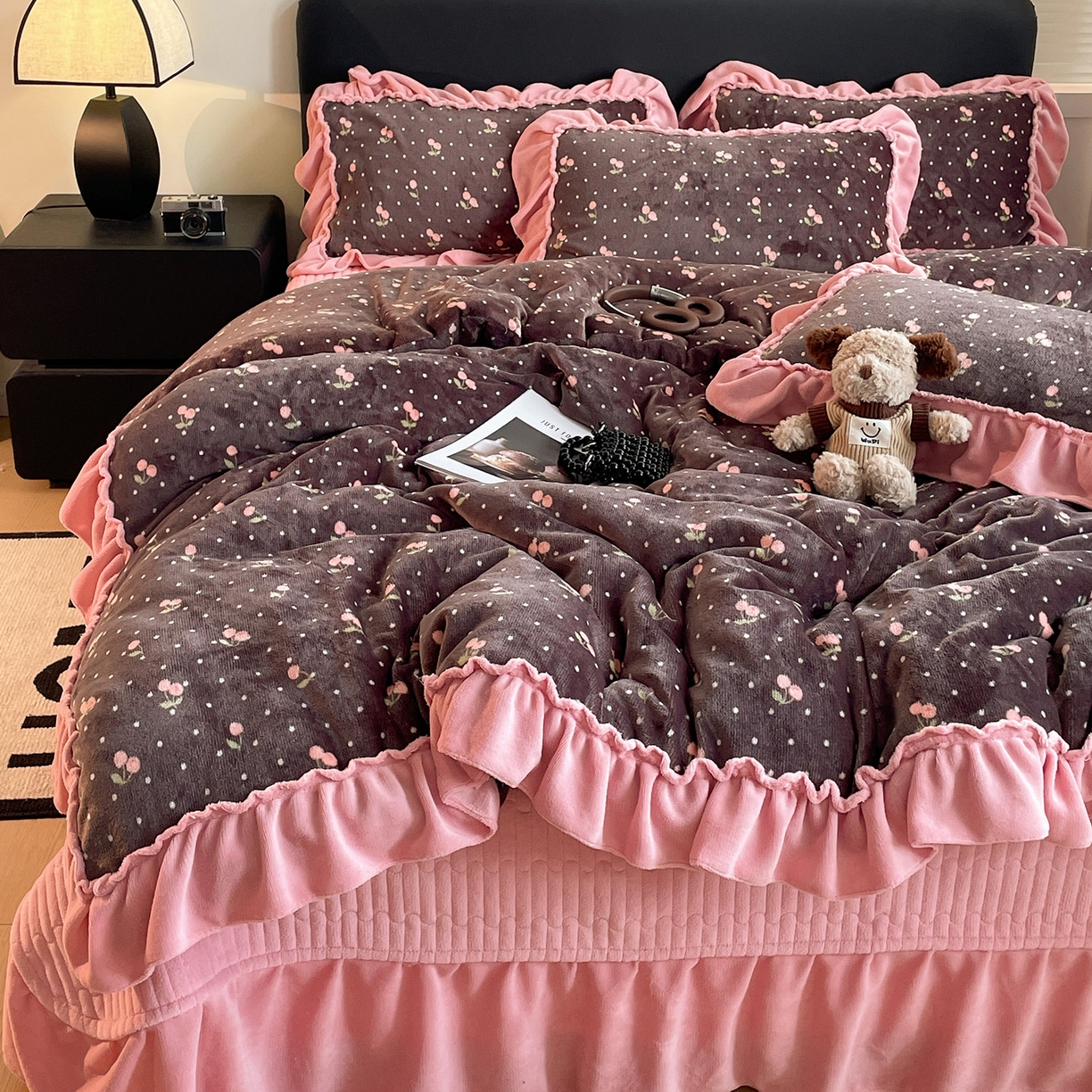 91家纺网 家纺一手货源 找家纺 富米莱（原臻工厂） 2025新款热卖舒适大宽花边牛奶绒床盖床裙四件套 爆款大宽花边-樱桃点点