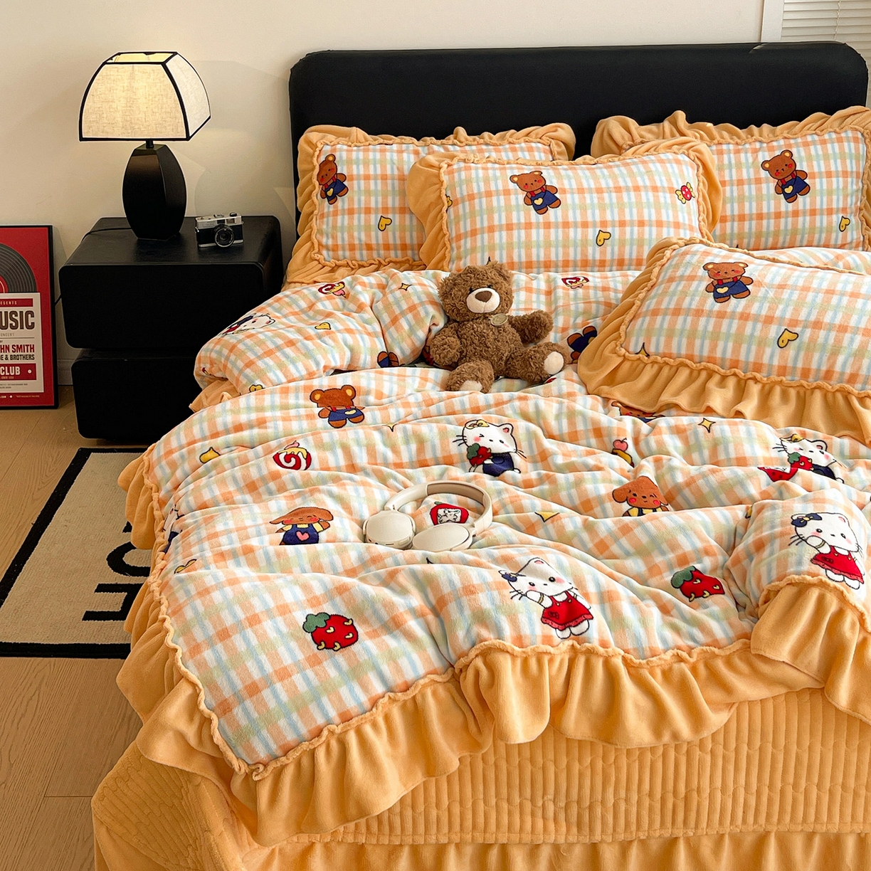 91家纺网 家纺一手货源 找家纺 富米莱（原臻工厂） 2025新款热卖舒适大宽花边牛奶绒床盖床裙四件套 爆款大宽花边-草莓喵喵