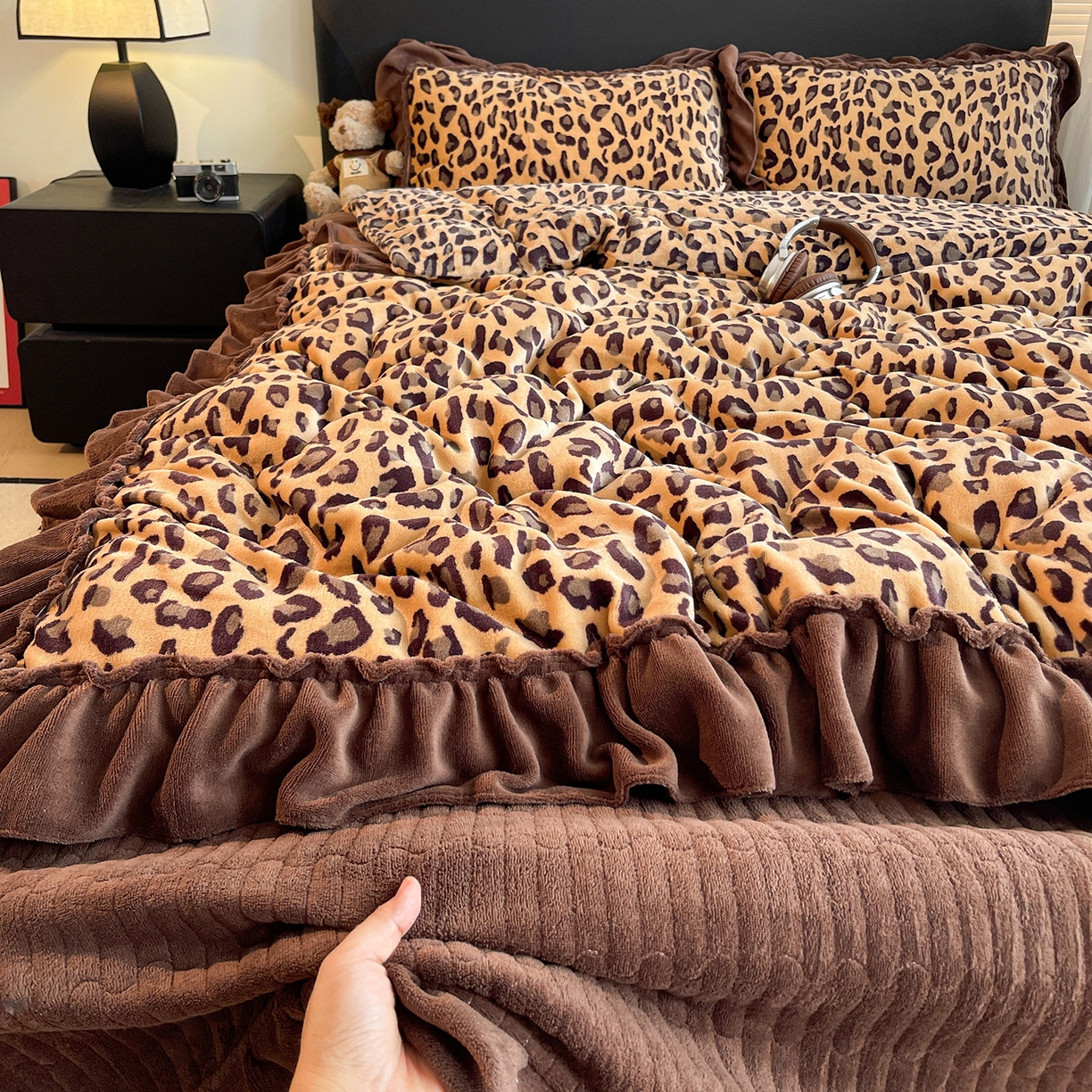 91家纺网 家纺一手货源 找家纺 富米莱（原臻工厂） 2025新款热卖舒适大宽花边牛奶绒床盖床裙四件套 爆款大宽花边-豹纹