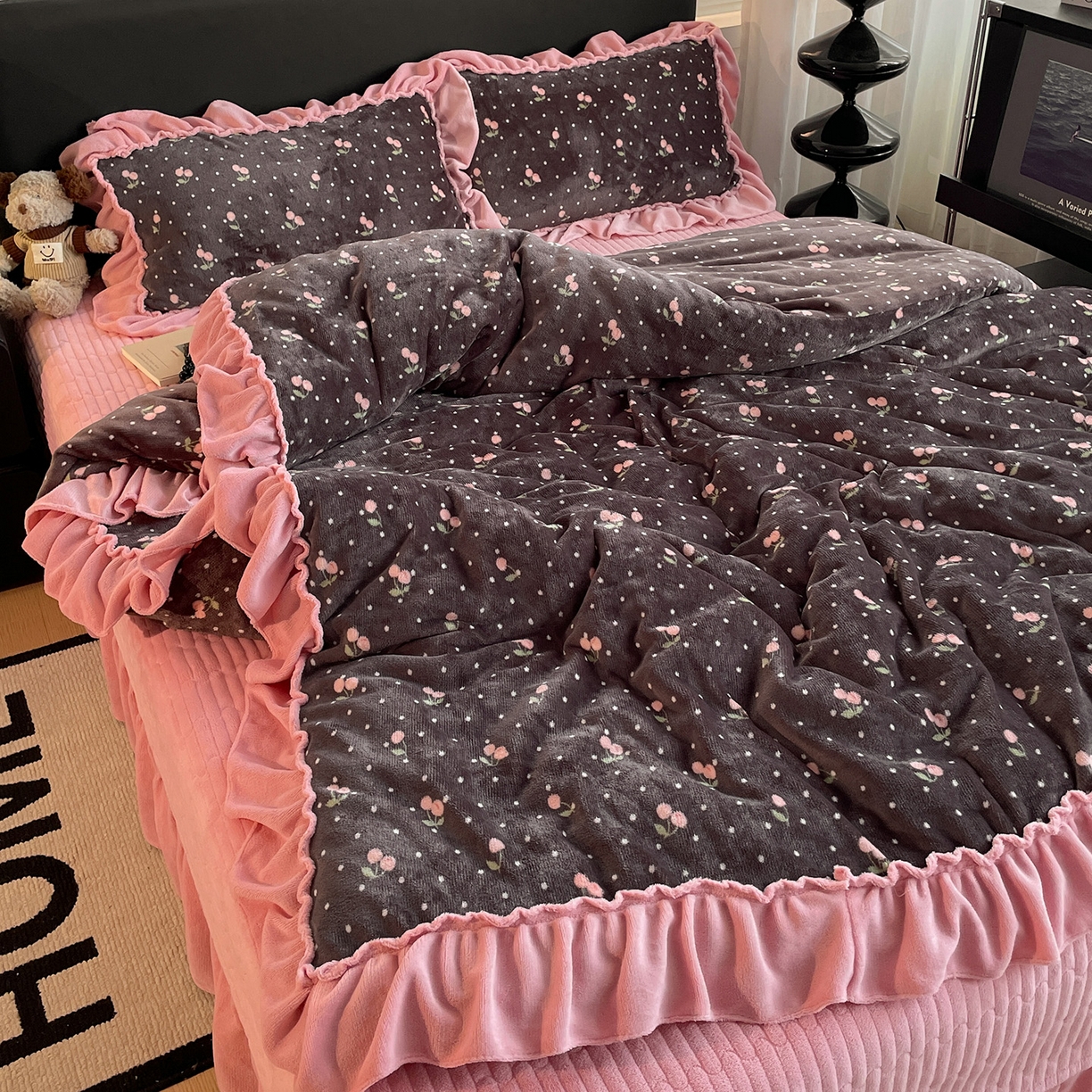 91家纺网 家纺一手货源 找家纺 富米莱（原臻工厂） 2025新款热卖舒适大宽花边牛奶绒床盖床裙四件套 爆款大宽花边-樱桃点点