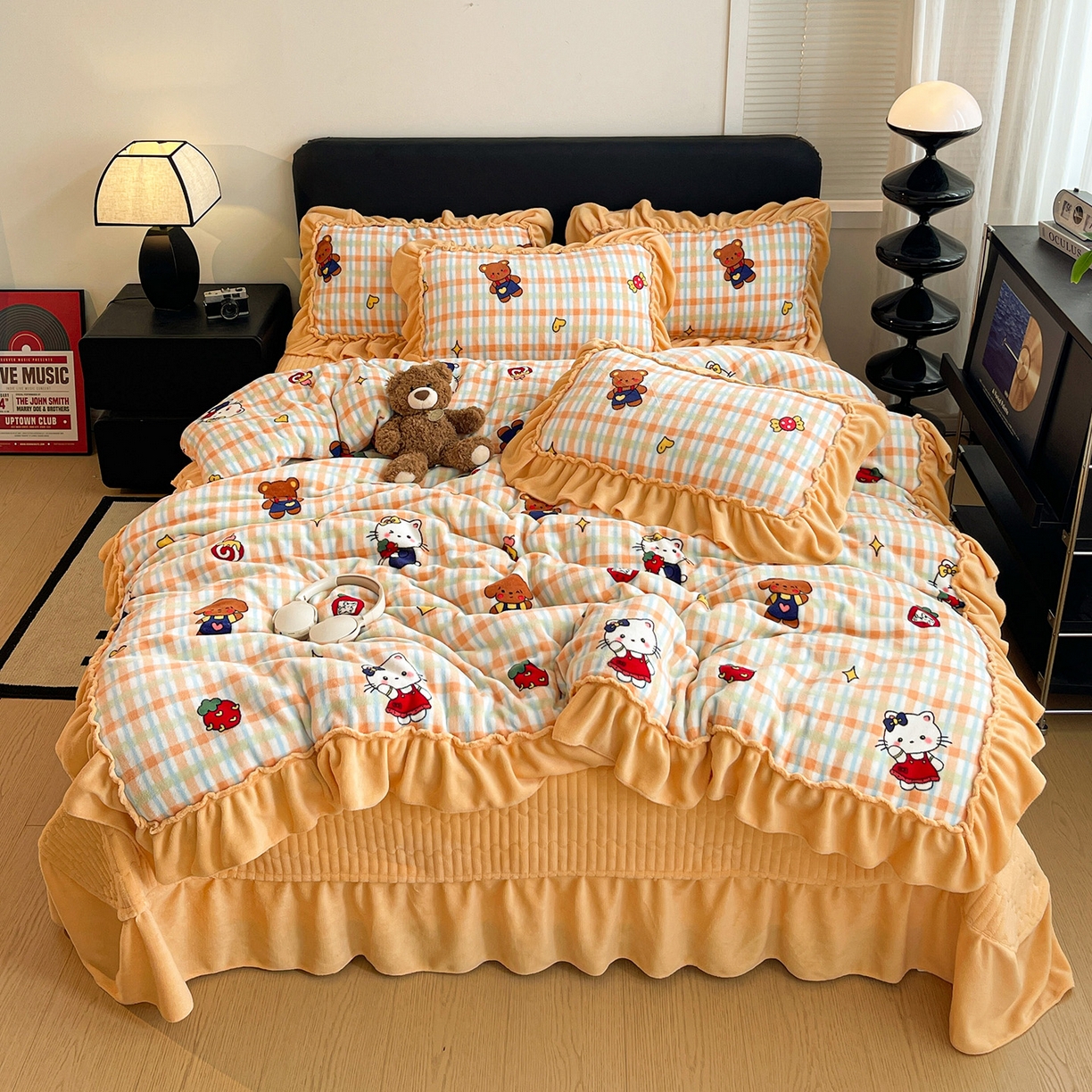 91家纺网 家纺一手货源 找家纺 富米莱（原臻工厂） 2025新款热卖舒适大宽花边牛奶绒床盖床裙四件套 爆款大宽花边-草莓喵喵