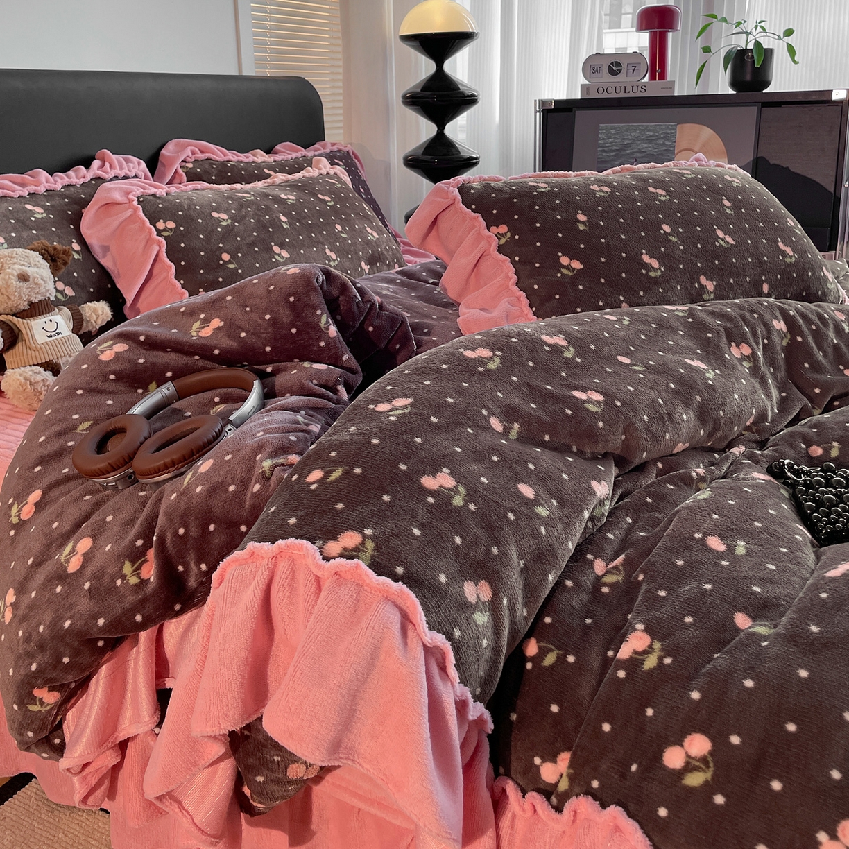 91家纺网 家纺一手货源 找家纺 富米莱（原臻工厂） 2025新款热卖舒适大宽花边牛奶绒床盖床裙四件套 爆款大宽花边-樱桃点点