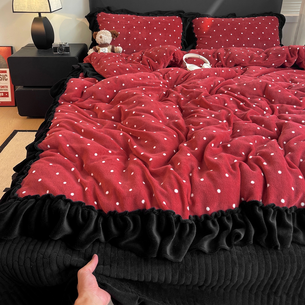 91家纺网 家纺一手货源 找家纺 富米莱（原臻工厂） 2025新款热卖舒适大宽花边牛奶绒床盖床裙四件套 爆款大宽花边-红波点