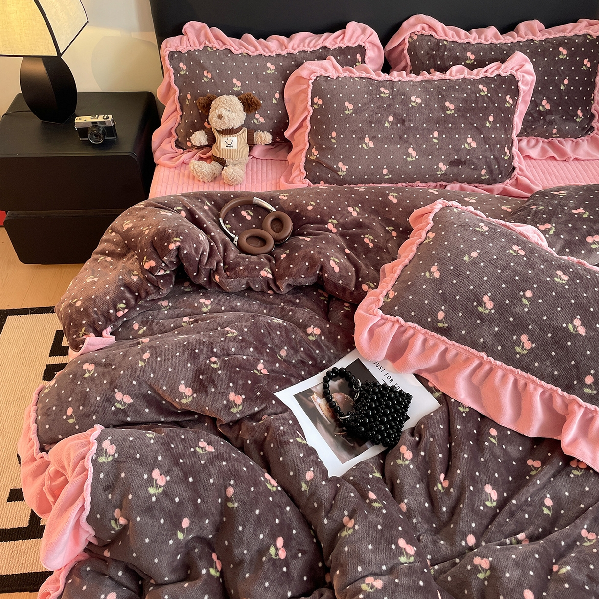 91家纺网 家纺一手货源 找家纺 富米莱（原臻工厂） 2025新款热卖舒适大宽花边牛奶绒床盖床裙四件套 爆款大宽花边-樱桃点点