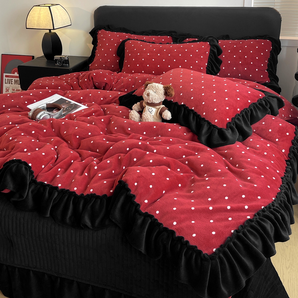 91家纺网 家纺一手货源 找家纺 富米莱（原臻工厂） 2025新款热卖舒适大宽花边牛奶绒床盖床裙四件套 爆款大宽花边-红波点