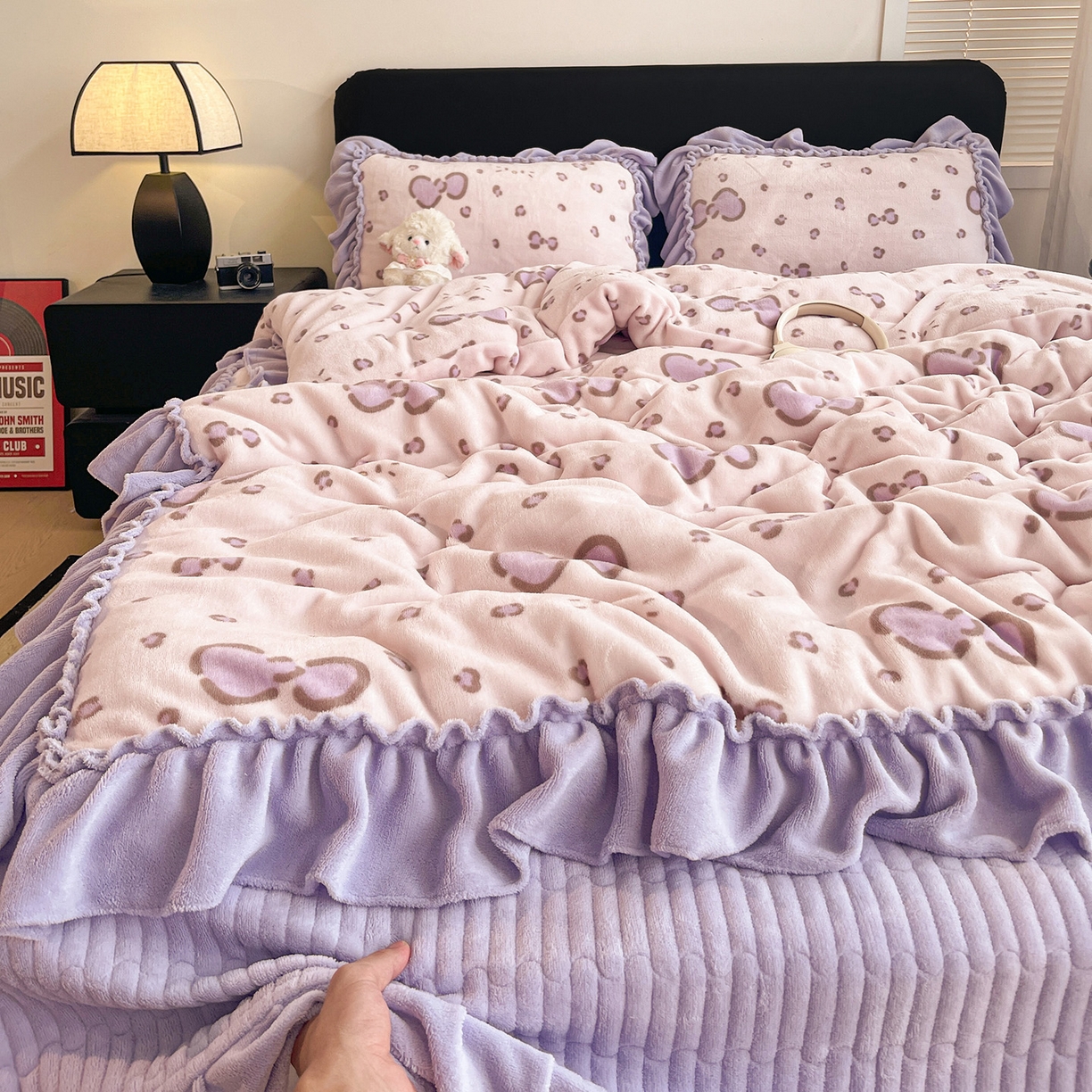 91家纺网 家纺一手货源 找家纺 富米莱（原臻工厂） 2025新款热卖舒适大宽花边牛奶绒床盖床裙四件套 爆款大宽花边-蝴蝶结紫豹纹