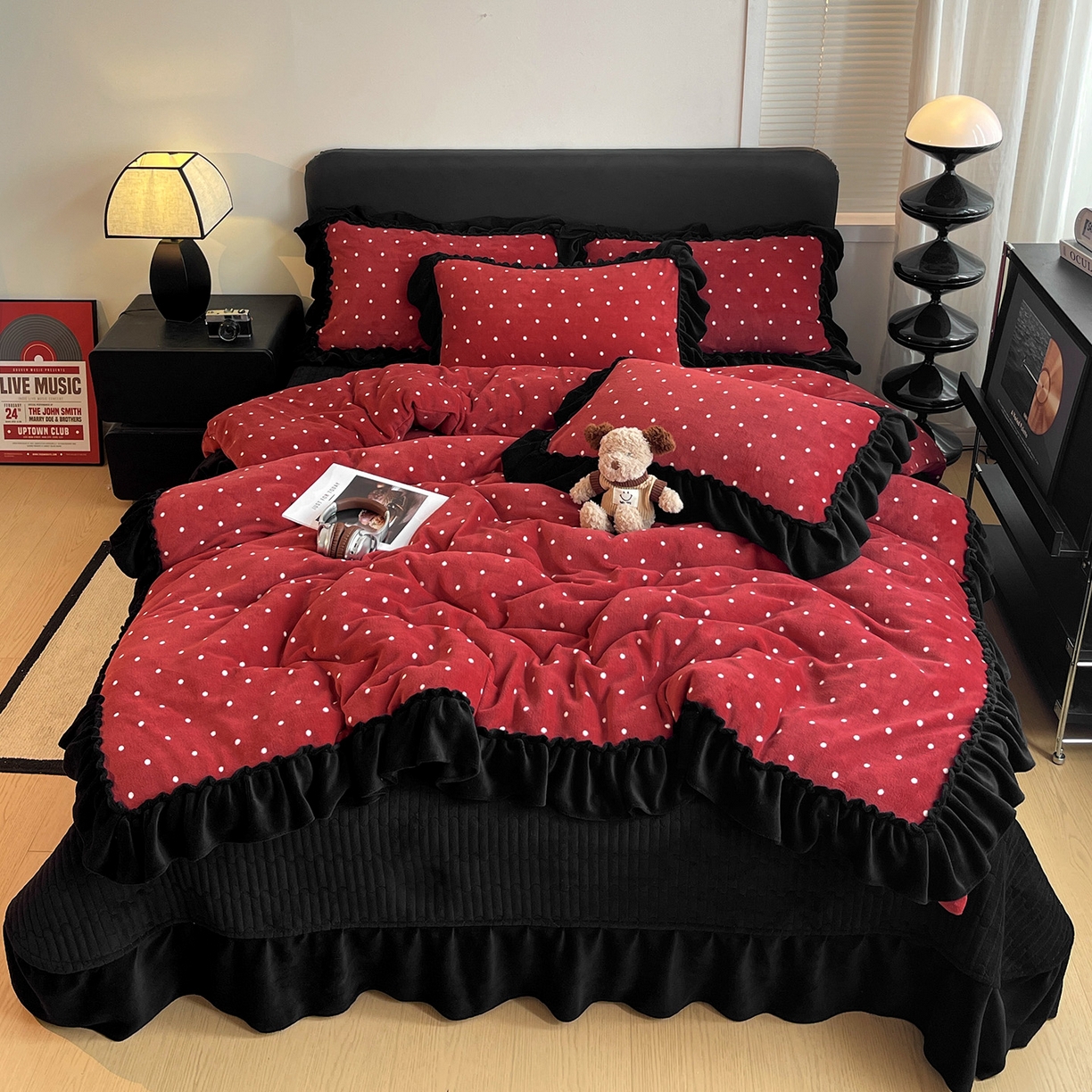 91家纺网 家纺一手货源 找家纺 富米莱（原臻工厂） 2025新款热卖舒适大宽花边牛奶绒床盖床裙四件套 爆款大宽花边-红波点