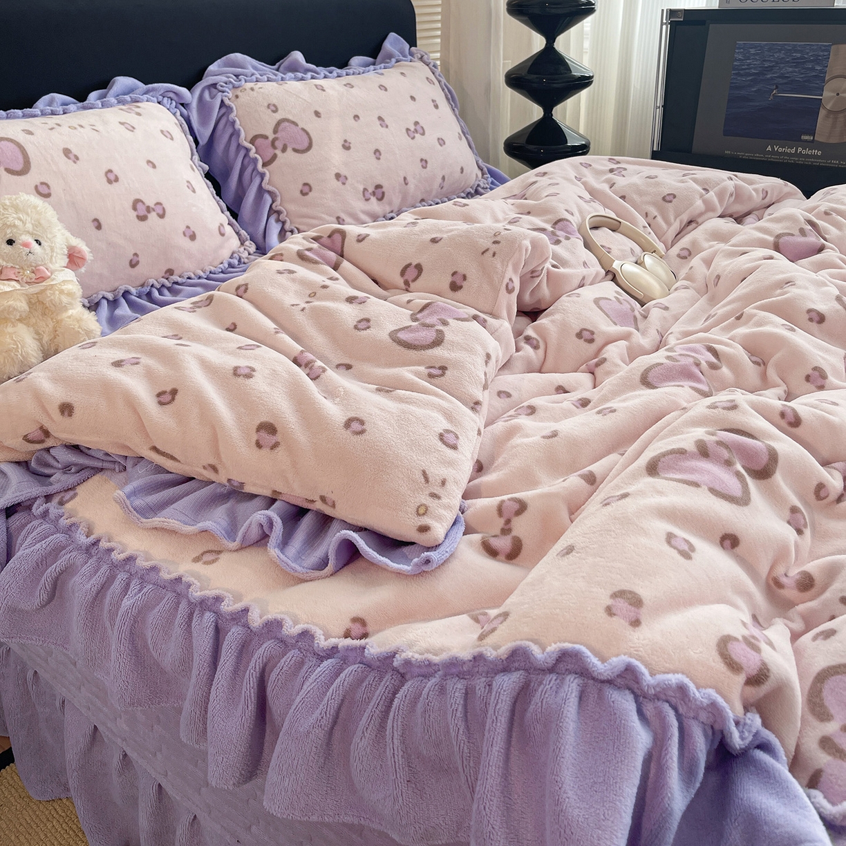 91家纺网 家纺一手货源 找家纺 富米莱（原臻工厂） 2025新款热卖舒适大宽花边牛奶绒床盖床裙四件套 爆款大宽花边-蝴蝶结紫豹纹