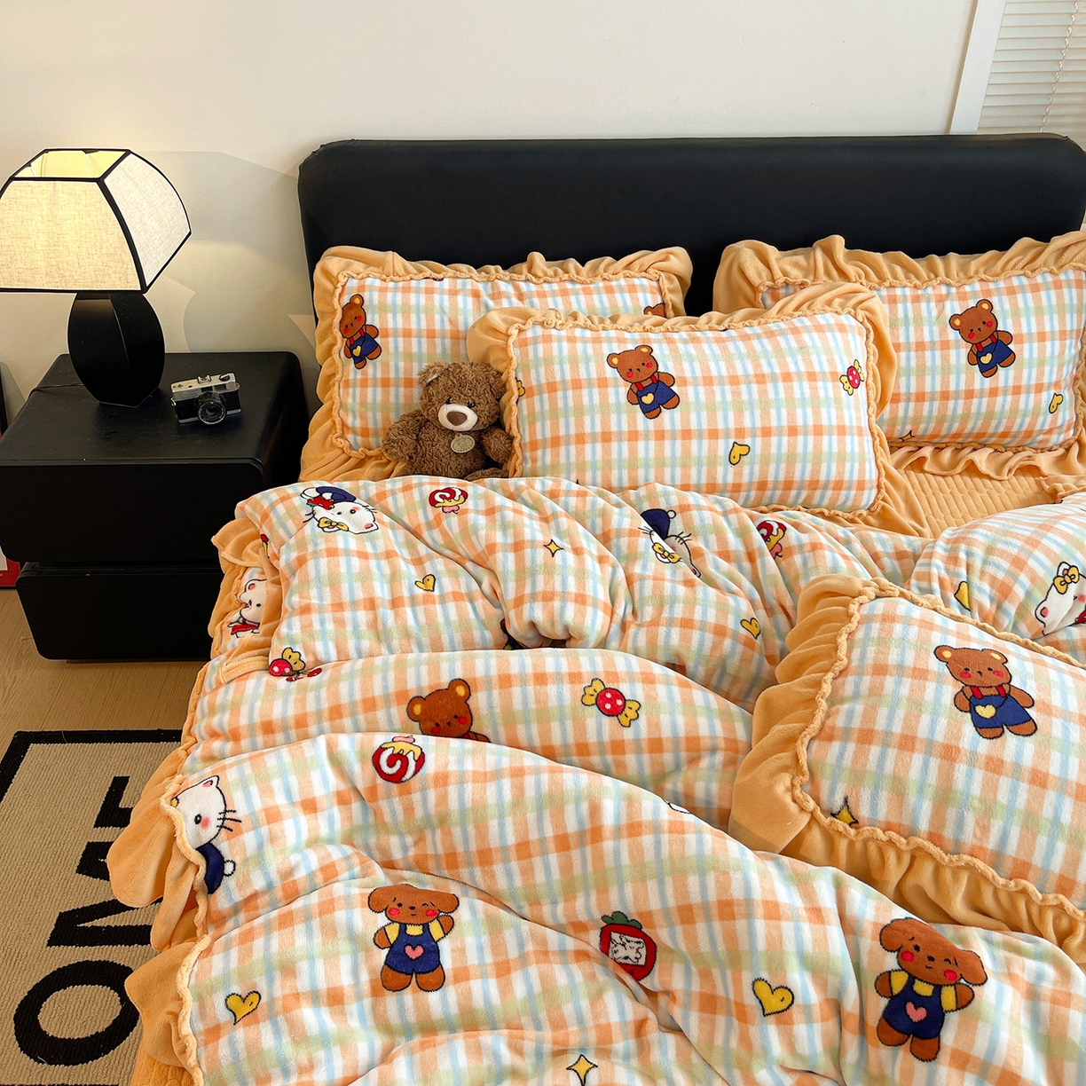 91家纺网 家纺一手货源 找家纺 富米莱（原臻工厂） 2025新款热卖舒适大宽花边牛奶绒床盖床裙四件套 爆款大宽花边-草莓喵喵