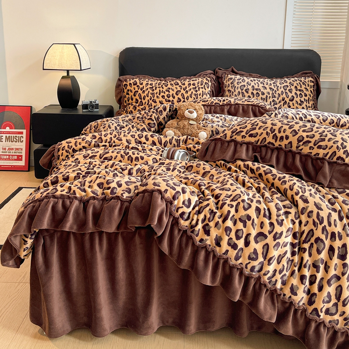 91家纺网 家纺一手货源 找家纺 富米莱（原臻工厂） 2025新款热卖舒适大宽花边牛奶绒床盖床裙四件套 爆款大宽花边-豹纹