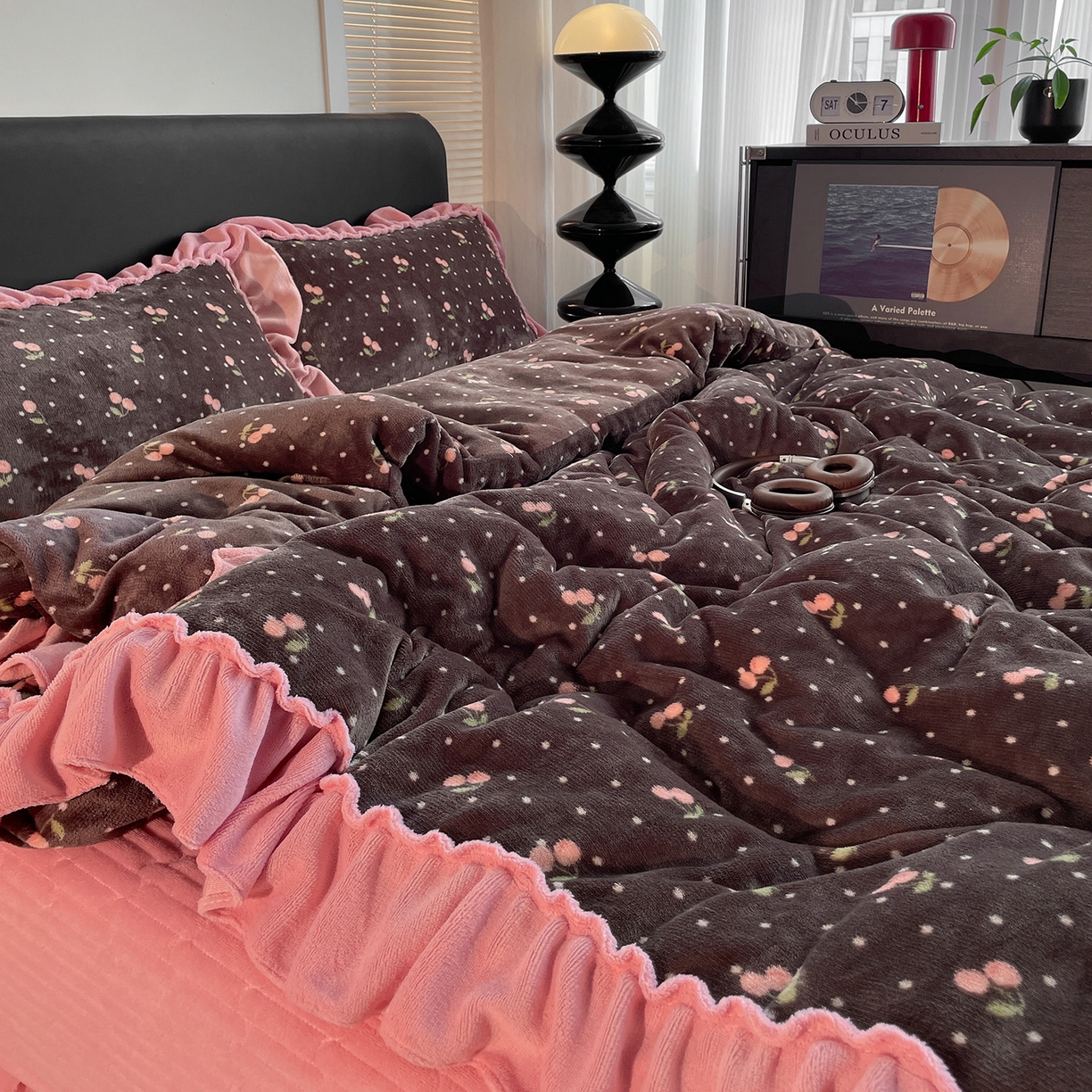 91家纺网 家纺一手货源 找家纺 富米莱（原臻工厂） 2025新款热卖舒适大宽花边牛奶绒床盖床裙四件套 爆款大宽花边-樱桃点点