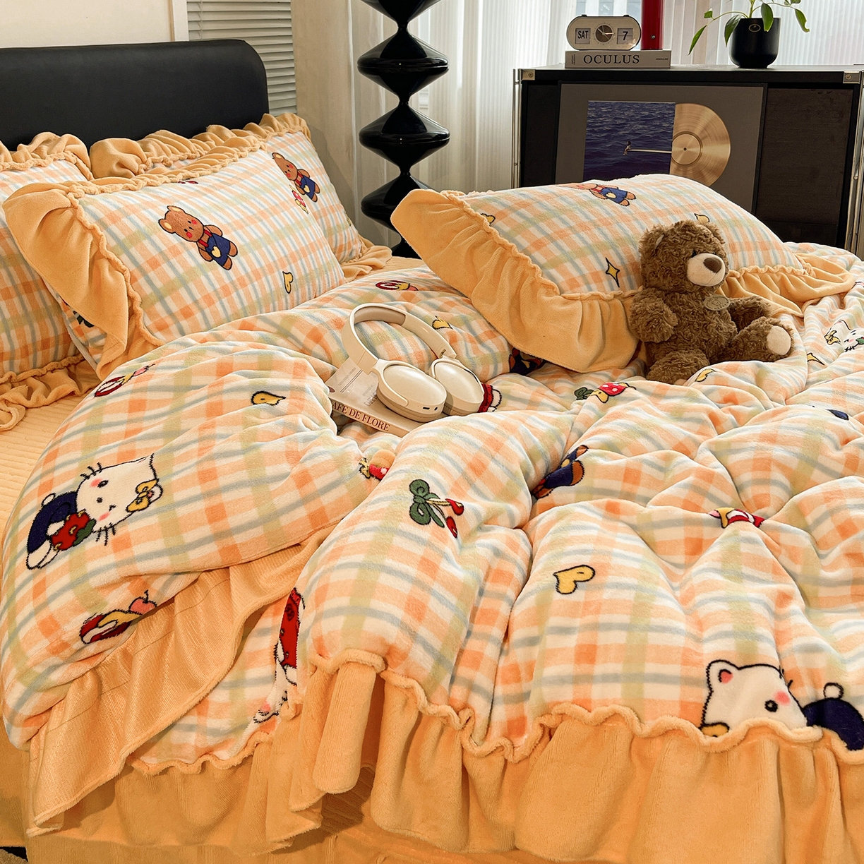 91家纺网 家纺一手货源 找家纺 富米莱（原臻工厂） 2025新款热卖舒适大宽花边牛奶绒床盖床裙四件套 爆款大宽花边-草莓喵喵