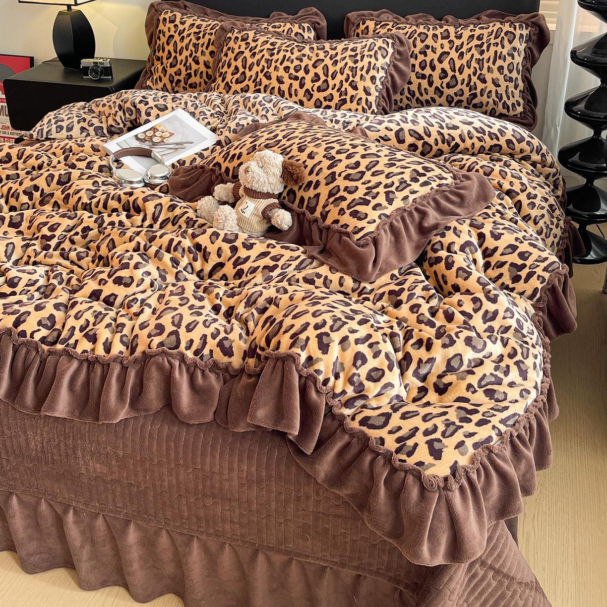 91家纺网 家纺一手货源 找家纺 富米莱（原臻工厂） 2025新款热卖舒适大宽花边牛奶绒床盖床裙四件套 爆款大宽花边-豹纹