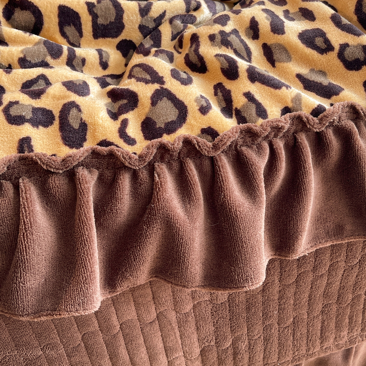 91家纺网 家纺一手货源 找家纺 富米莱（原臻工厂） 2025新款热卖舒适大宽花边牛奶绒床盖床裙四件套 爆款大宽花边-豹纹