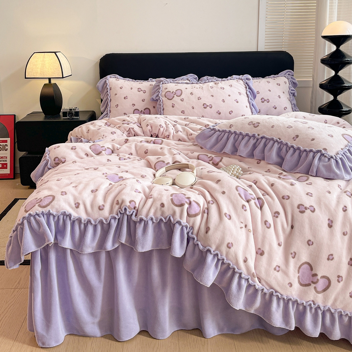 91家纺网 家纺一手货源 找家纺 富米莱（原臻工厂） 2025新款热卖舒适大宽花边牛奶绒床盖床裙四件套 爆款大宽花边-蝴蝶结紫豹纹