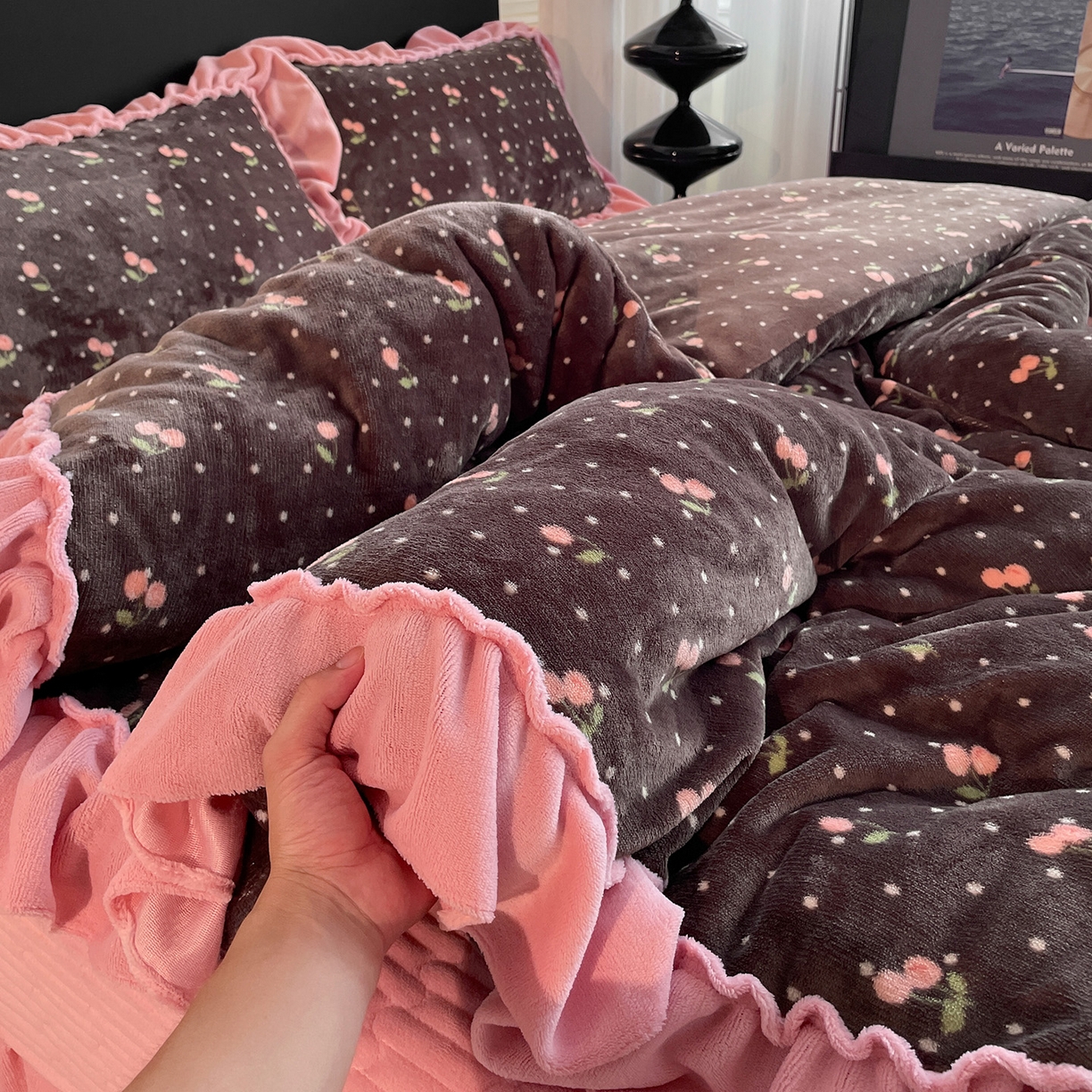 91家纺网 家纺一手货源 找家纺 富米莱（原臻工厂） 2025新款热卖舒适大宽花边牛奶绒床盖床裙四件套 爆款大宽花边-樱桃点点