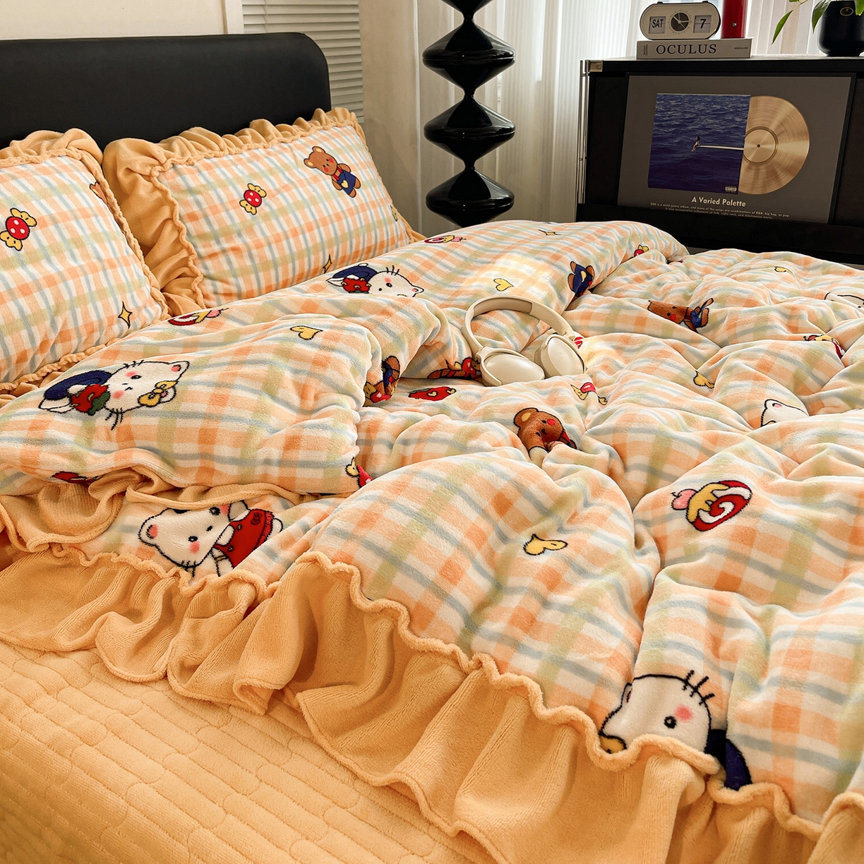 91家纺网 家纺一手货源 找家纺 富米莱（原臻工厂） 2025新款热卖舒适大宽花边牛奶绒床盖床裙四件套 爆款大宽花边-草莓喵喵