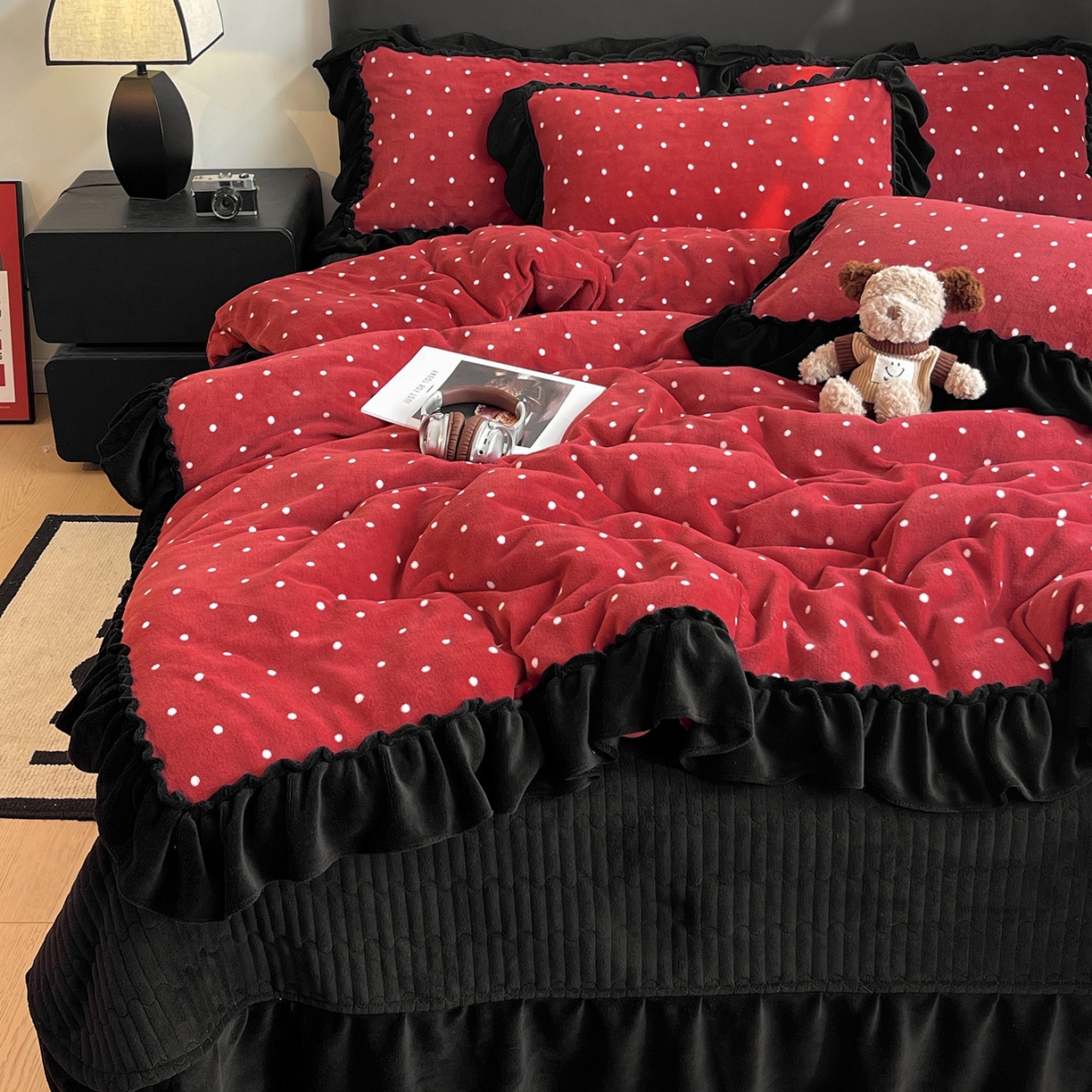 91家纺网 家纺一手货源 找家纺 富米莱（原臻工厂） 2025新款热卖舒适大宽花边牛奶绒床盖床裙四件套 爆款大宽花边-红波点