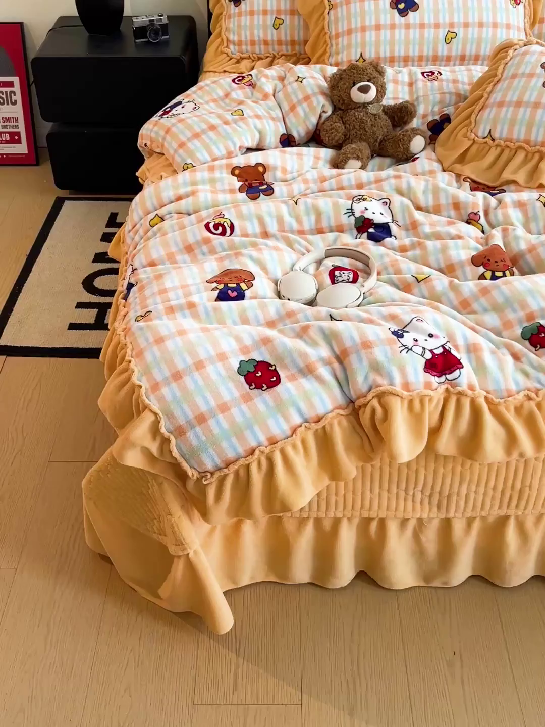 91家纺网 家纺一手货源 找家纺 富米莱（原臻工厂） 2025新款热卖舒适大宽花边牛奶绒床盖床裙四件套 爆款大宽花边-草莓喵喵