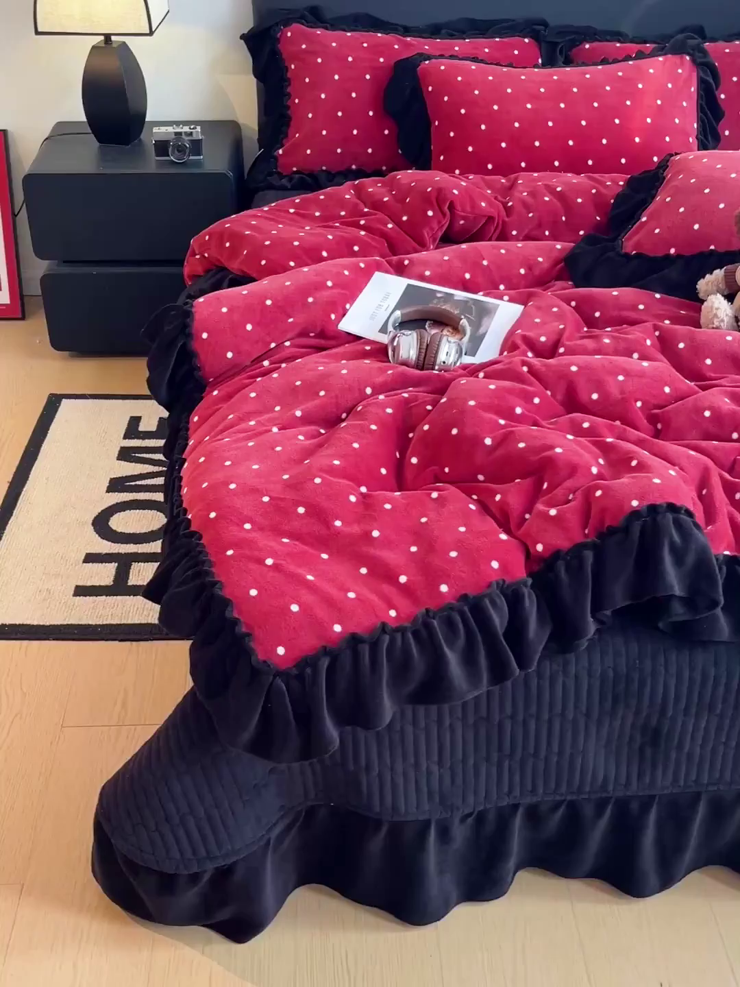 91家纺网 家纺一手货源 找家纺 富米莱（原臻工厂） 2025新款热卖舒适大宽花边牛奶绒床盖床裙四件套 爆款大宽花边-红波点