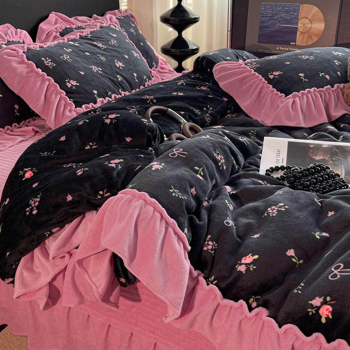 91家纺网 家纺一手货源 找家纺 富米莱（原臻工厂） 2025新款热卖舒适大宽花边牛奶绒床盖床裙四件套 爆款大宽花边-乌梅子酱