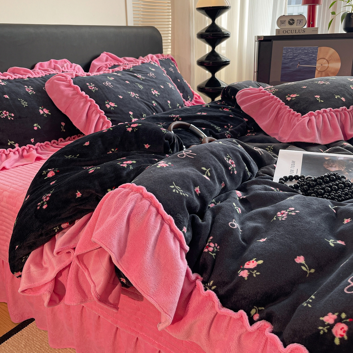 91家纺网 家纺一手货源 找家纺 富米莱（原臻工厂） 2025新款热卖舒适大宽花边牛奶绒床盖床裙四件套 爆款大宽花边-乌梅子酱