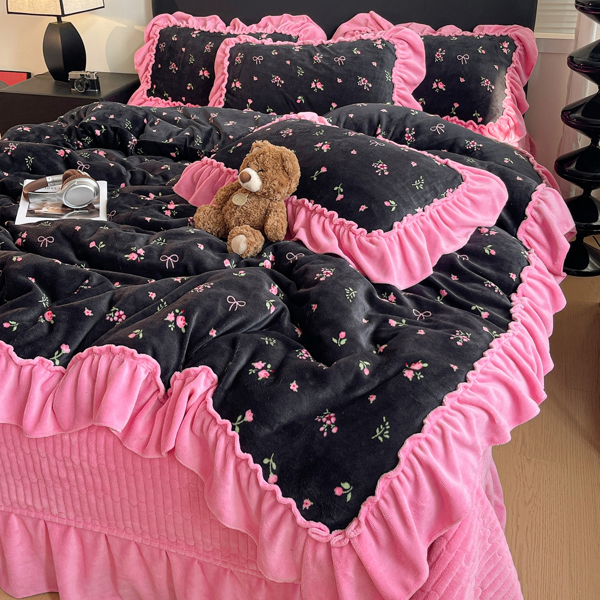 91家纺网 家纺一手货源 找家纺 富米莱（原臻工厂） 2025新款热卖舒适大宽花边牛奶绒床盖床裙四件套 爆款大宽花边-乌梅子酱