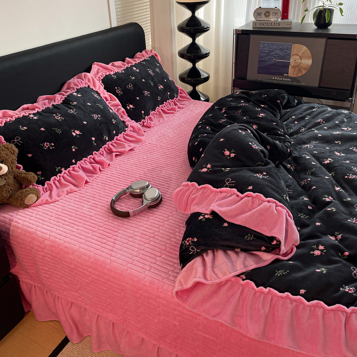 91家纺网 家纺一手货源 找家纺 富米莱（原臻工厂） 2025新款热卖舒适大宽花边牛奶绒床盖床裙四件套 爆款大宽花边-乌梅子酱