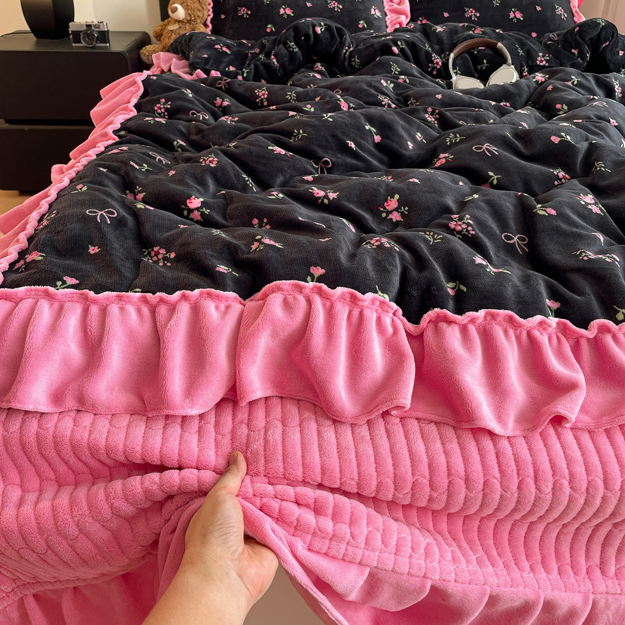 91家纺网 家纺一手货源 找家纺 富米莱（原臻工厂） 2025新款热卖舒适大宽花边牛奶绒床盖床裙四件套 爆款大宽花边-乌梅子酱