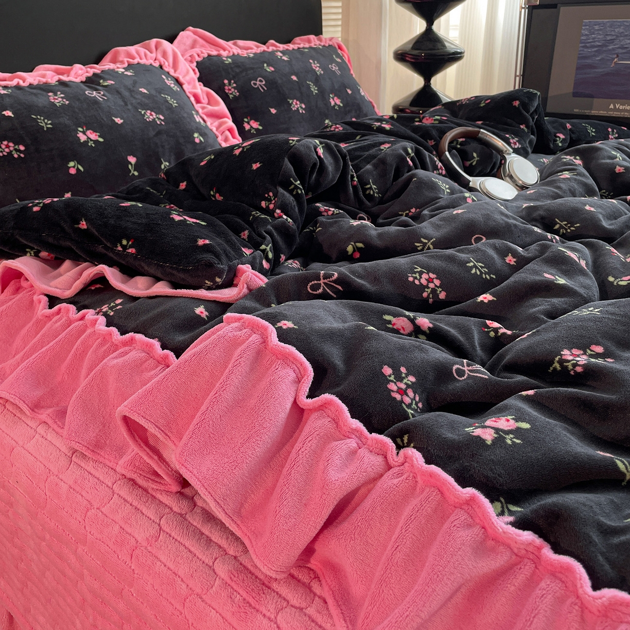 91家纺网 家纺一手货源 找家纺 富米莱（原臻工厂） 2025新款热卖舒适大宽花边牛奶绒床盖床裙四件套 爆款大宽花边-乌梅子酱