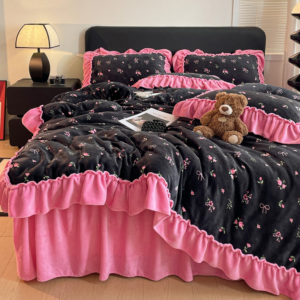 91家纺网 家纺一手货源 找家纺 富米莱（原臻工厂） 2025新款热卖舒适大宽花边牛奶绒床盖床裙四件套 爆款大宽花边-乌梅子酱