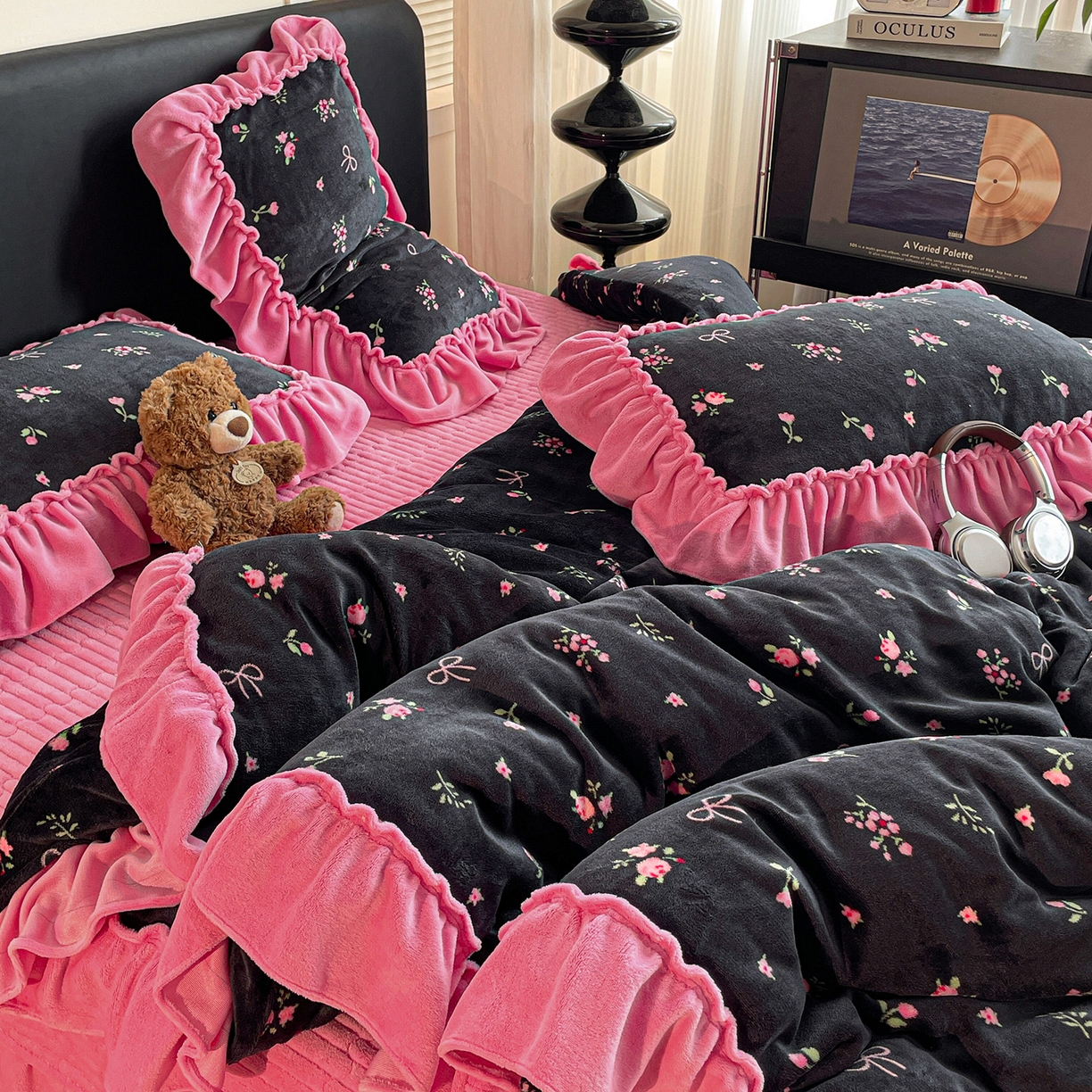 91家纺网 家纺一手货源 找家纺 富米莱（原臻工厂） 2025新款热卖舒适大宽花边牛奶绒床盖床裙四件套 爆款大宽花边-乌梅子酱