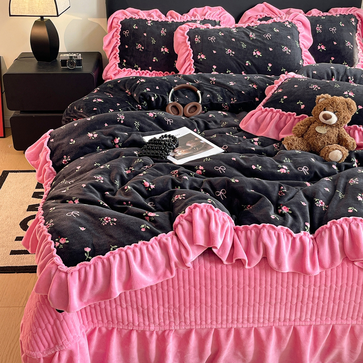 91家纺网 家纺一手货源 找家纺 富米莱（原臻工厂） 2025新款热卖舒适大宽花边牛奶绒床盖床裙四件套 爆款大宽花边-乌梅子酱