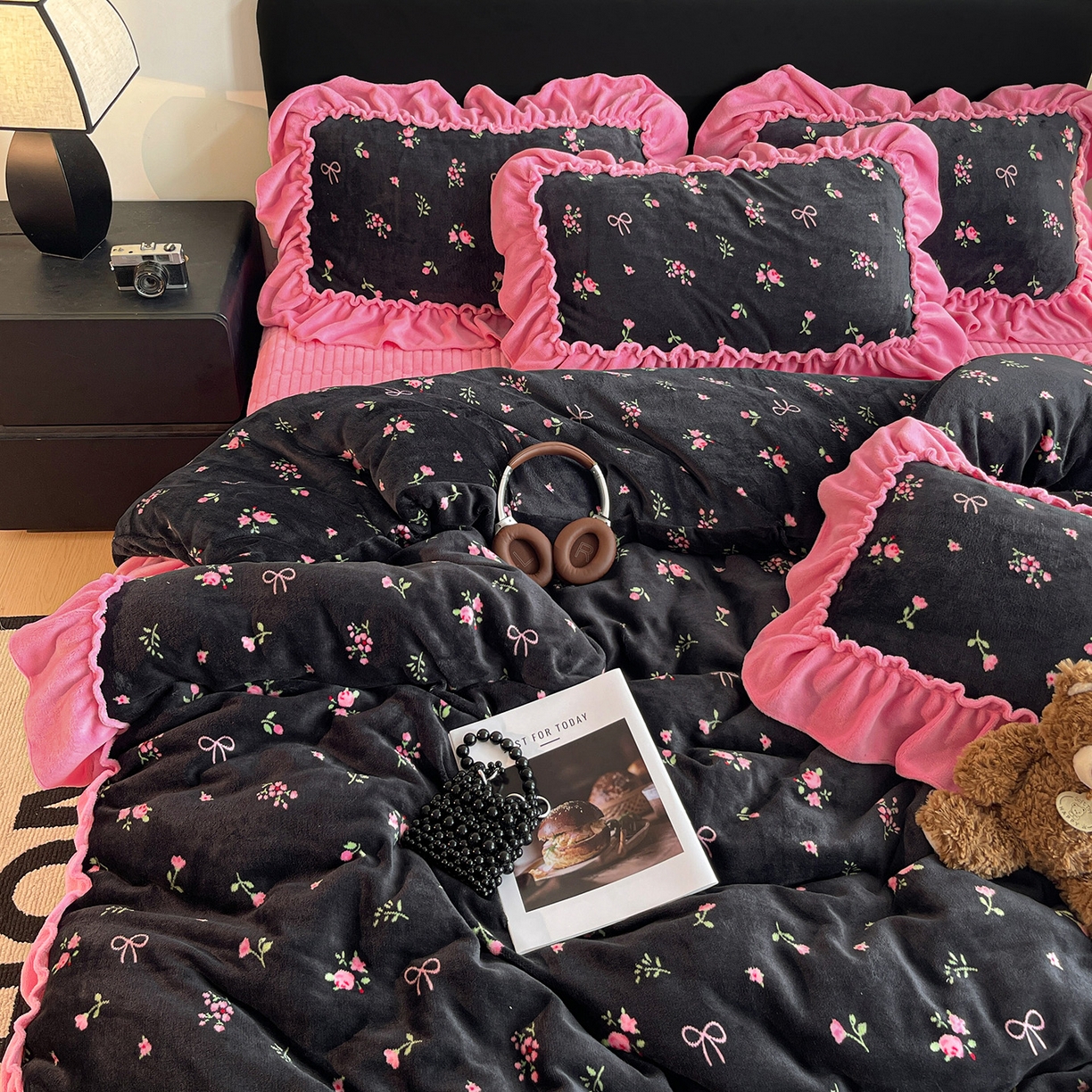 91家纺网 家纺一手货源 找家纺 富米莱（原臻工厂） 2025新款热卖舒适大宽花边牛奶绒床盖床裙四件套 爆款大宽花边-乌梅子酱