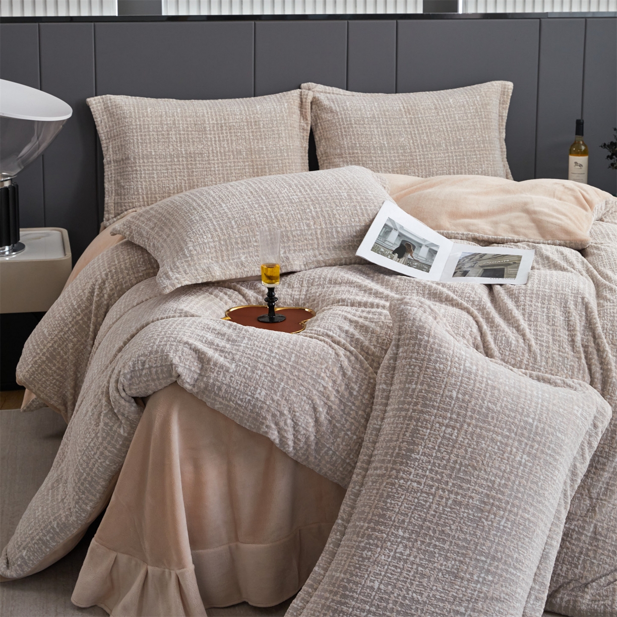 91家纺网 家纺一手货源 找家纺 瑞米家居 2025新款高克重雕花绒四件套 南法风情-卡其