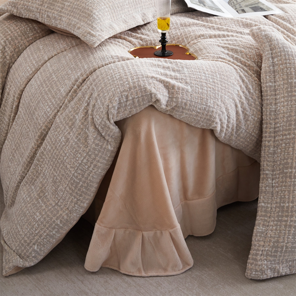 91家纺网 家纺一手货源 找家纺 瑞米家居 2025新款高克重雕花绒四件套 南法风情-卡其