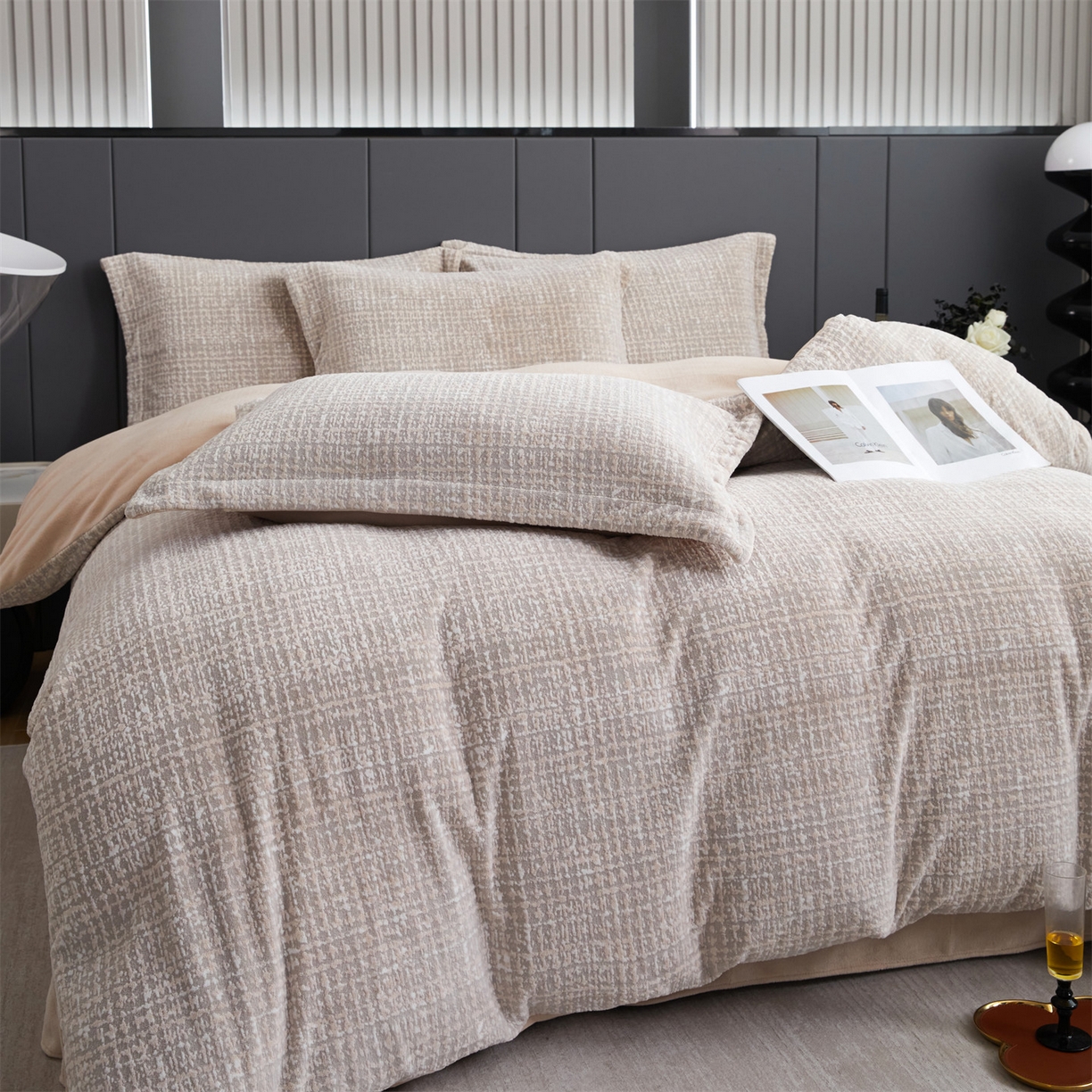 91家纺网 家纺一手货源 找家纺 瑞米家居 2025新款高克重雕花绒四件套 南法风情-卡其