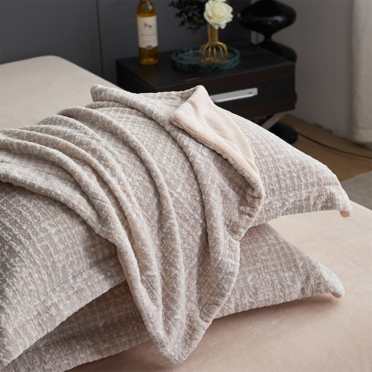 91家纺网 家纺一手货源 找家纺 瑞米家居 2025新款高克重雕花绒四件套 南法风情-卡其