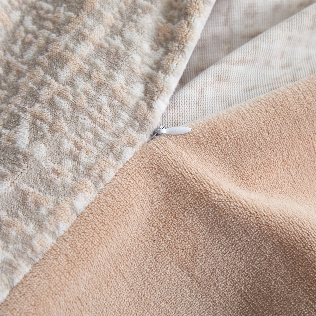 91家纺网 家纺一手货源 找家纺 瑞米家居 2025新款高克重雕花绒四件套 南法风情-卡其