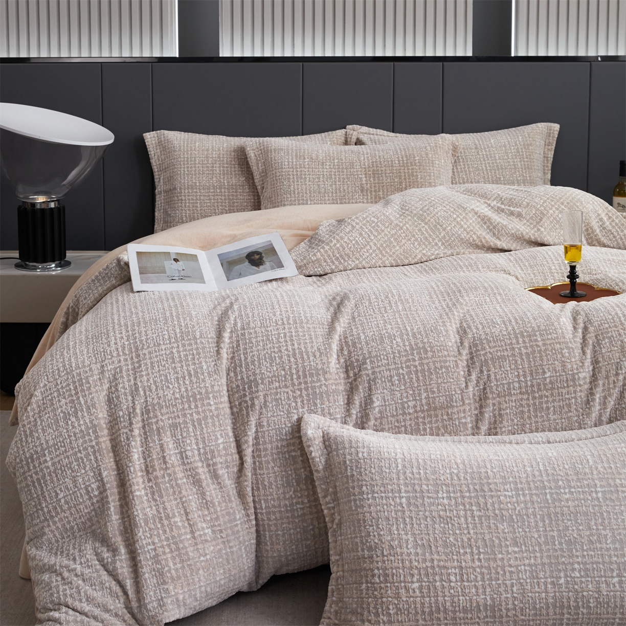 91家纺网 家纺一手货源 找家纺 瑞米家居 2025新款高克重雕花绒四件套 南法风情-卡其