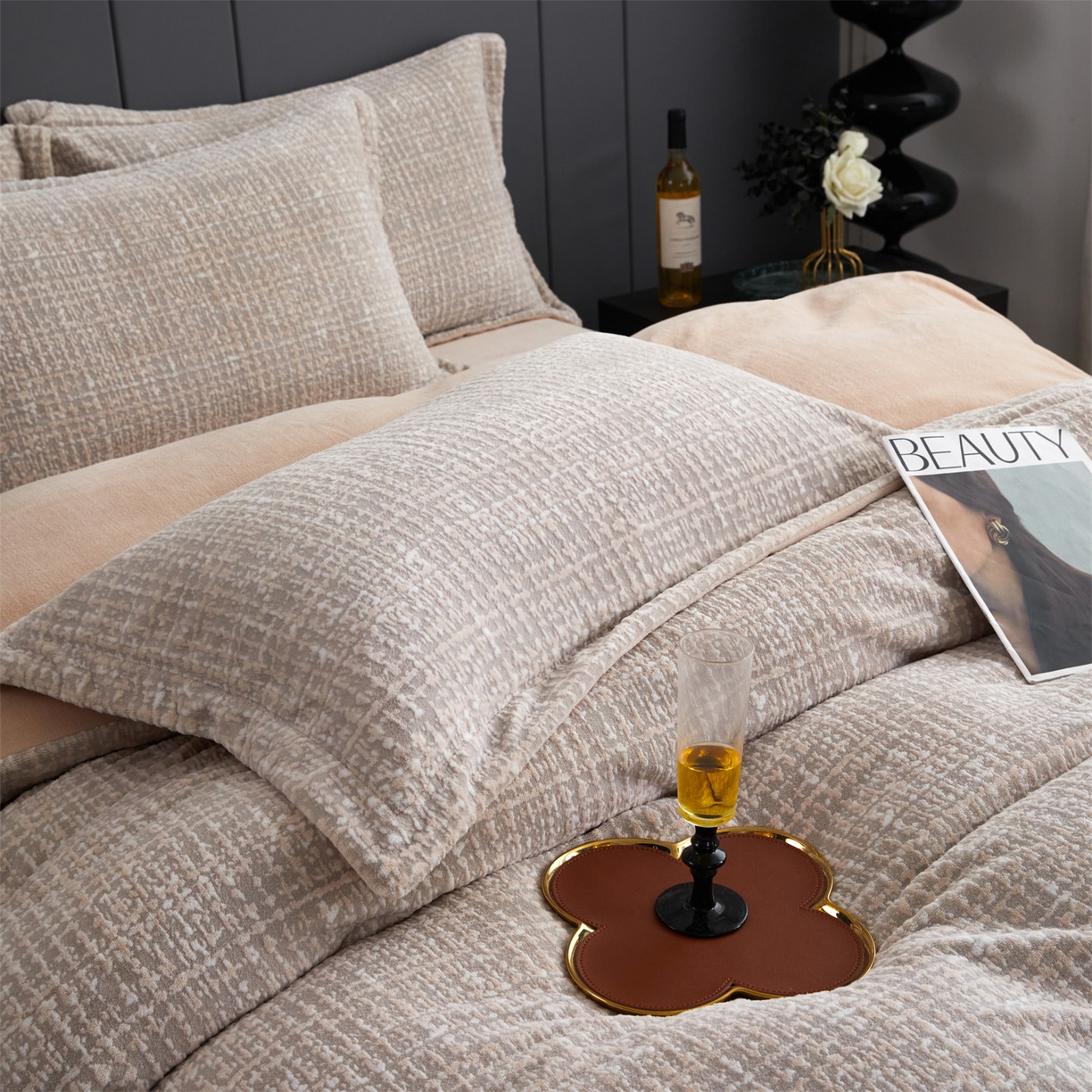 91家纺网 家纺一手货源 找家纺 瑞米家居 2025新款高克重雕花绒四件套 南法风情-卡其