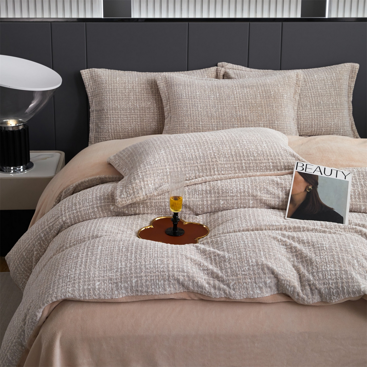 91家纺网 家纺一手货源 找家纺 瑞米家居 2025新款高克重雕花绒四件套 南法风情-卡其