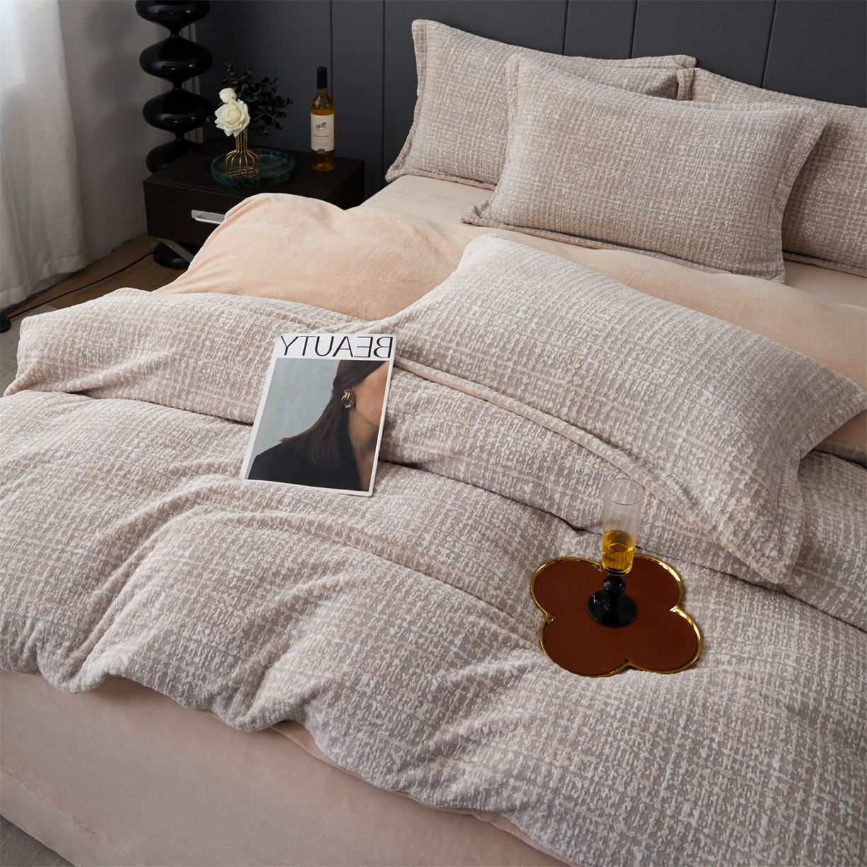 91家纺网 家纺一手货源 找家纺 瑞米家居 2025新款高克重雕花绒四件套 南法风情-卡其