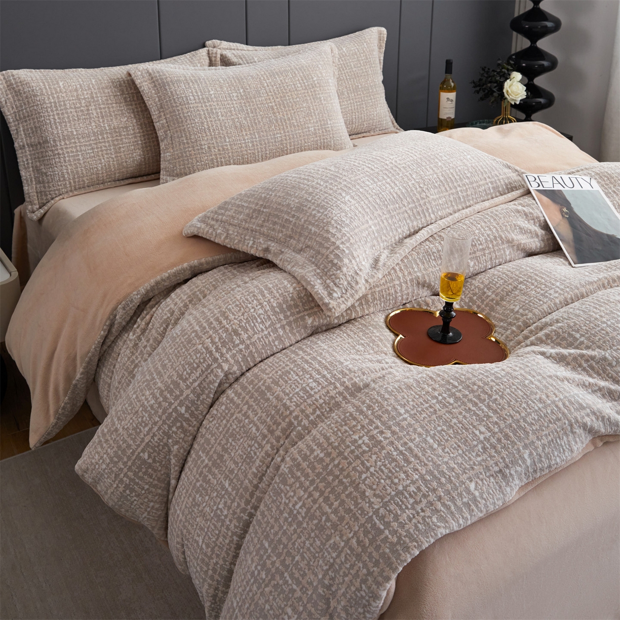 91家纺网 家纺一手货源 找家纺 瑞米家居 2025新款高克重雕花绒四件套 南法风情-卡其