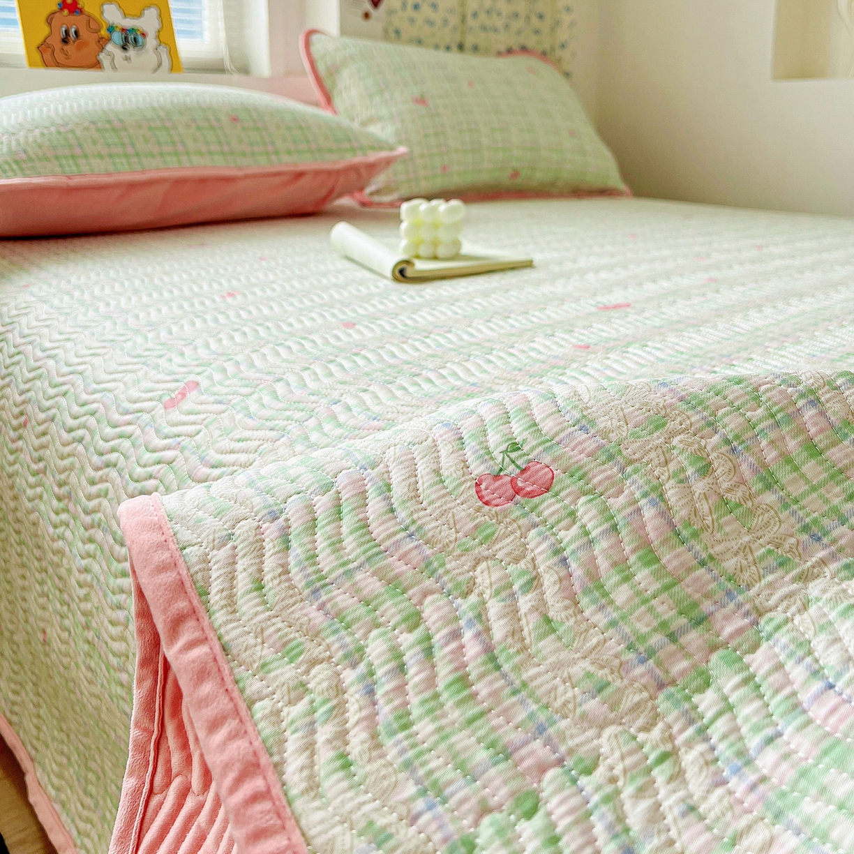 91家纺网 家纺一手货源 找家纺 梦精灵 2025新款棉加绒床盖全棉学生床夹棉床盖双面可用纯棉床单（棉加绒枕套） 棉加绒-薄荷樱桃