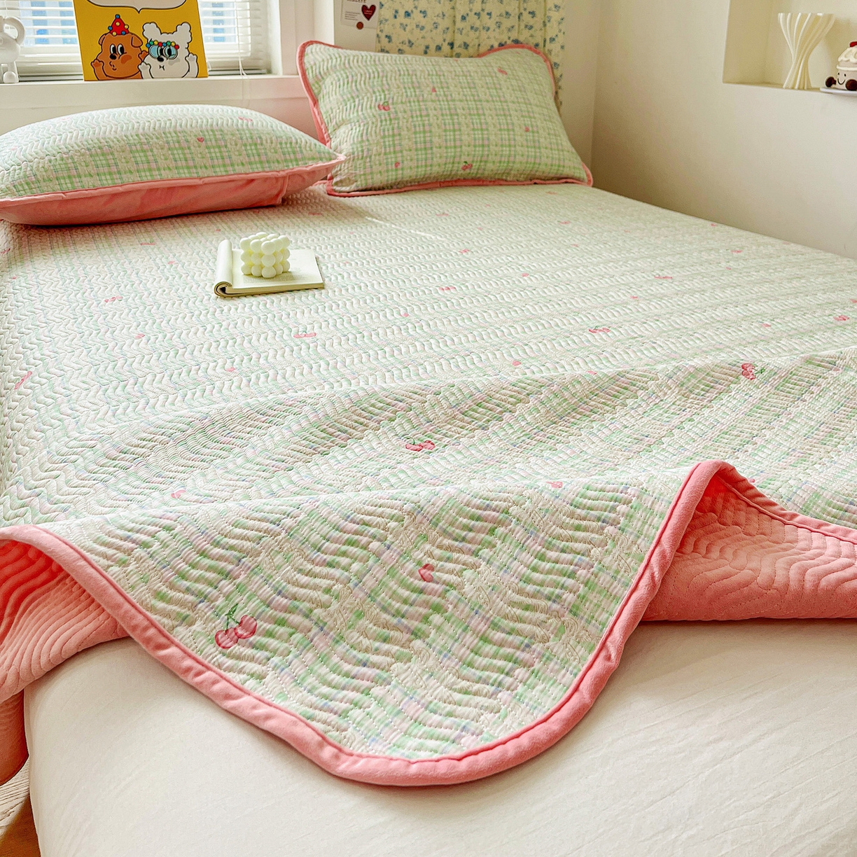 91家纺网 家纺一手货源 找家纺 梦精灵 2025新款棉加绒床盖全棉学生床夹棉床盖双面可用纯棉床单（棉加绒枕套） 棉加绒-薄荷樱桃